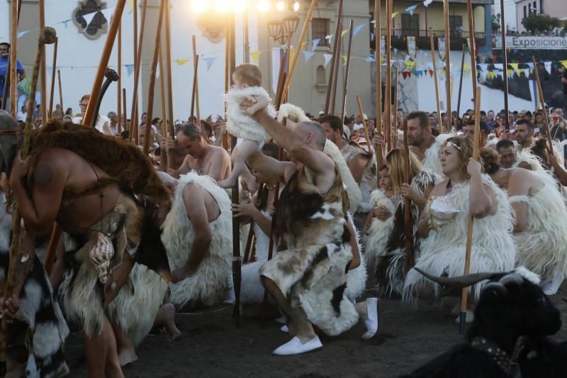 Representación del hallazgo de la Virgen de Candelaria por los guanches 2016