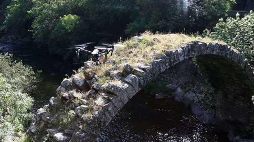 Un dron sobrevuela el puente de A Carixa para tomar fotos de su deterioro.