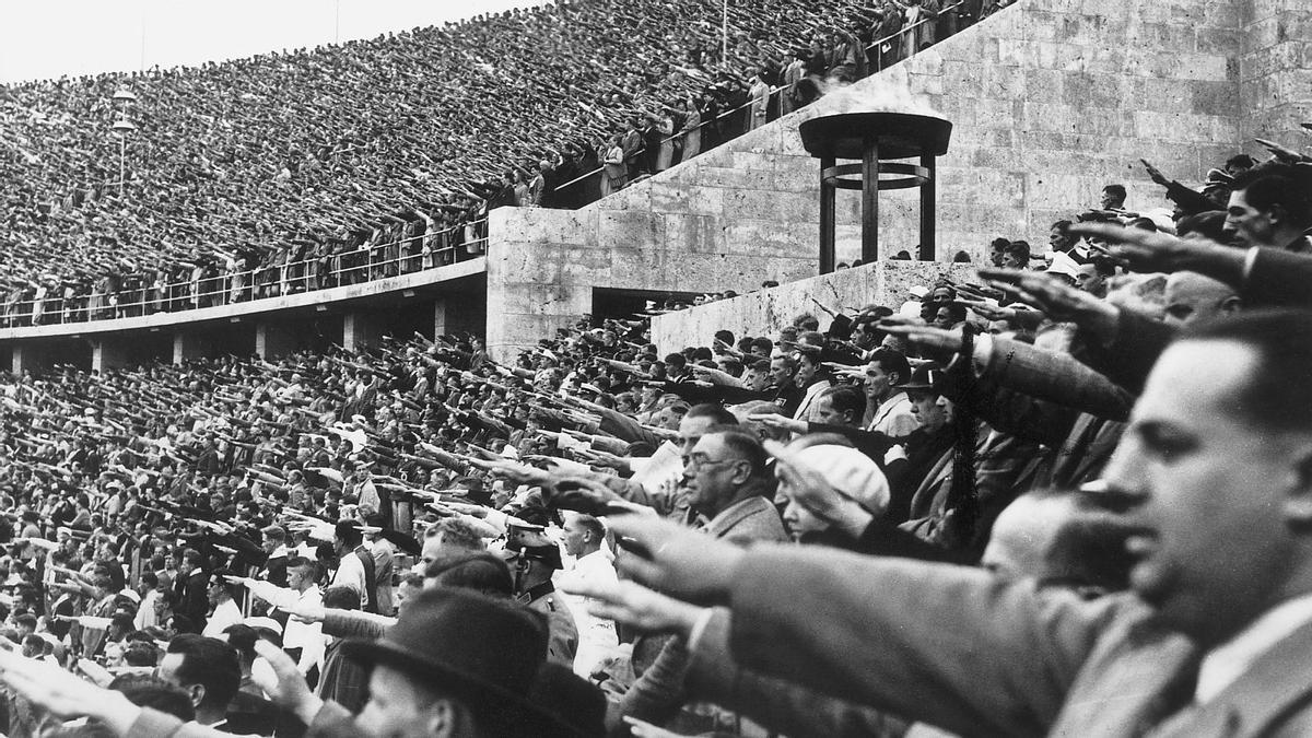 La multitud saluda a Hitler en el estadio durante los Juegos Olímpicos de Berlín de 1936.