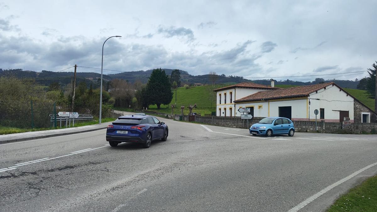 Dos vehículos en el cruce de El Riañu.