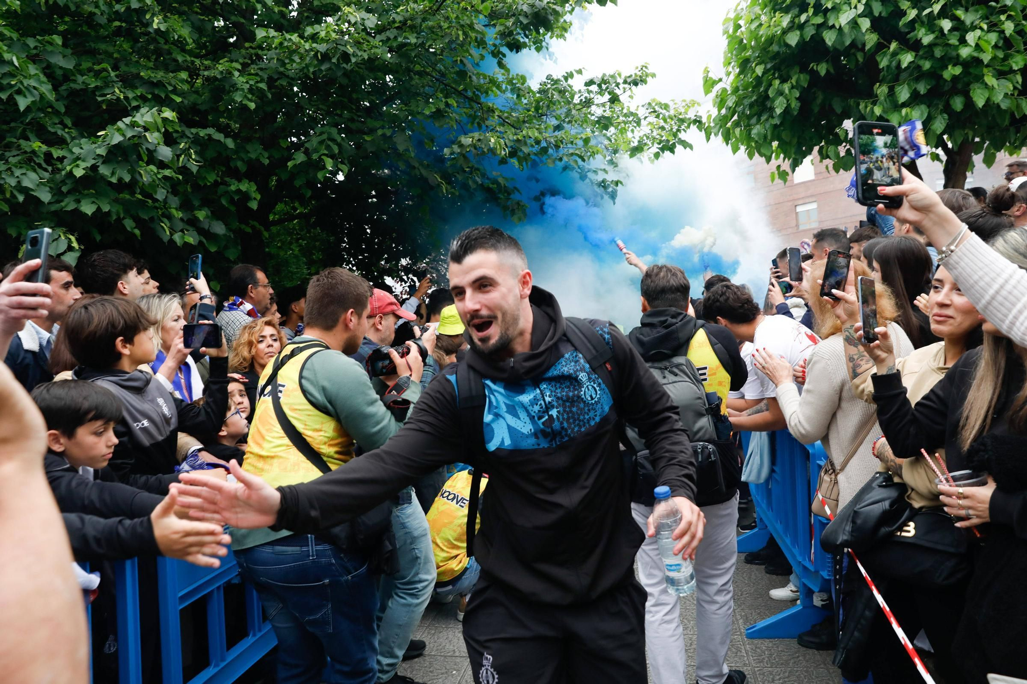 EN IMÁGENES: La afición del Avilés calienta motores antes del partido del posible ascenso