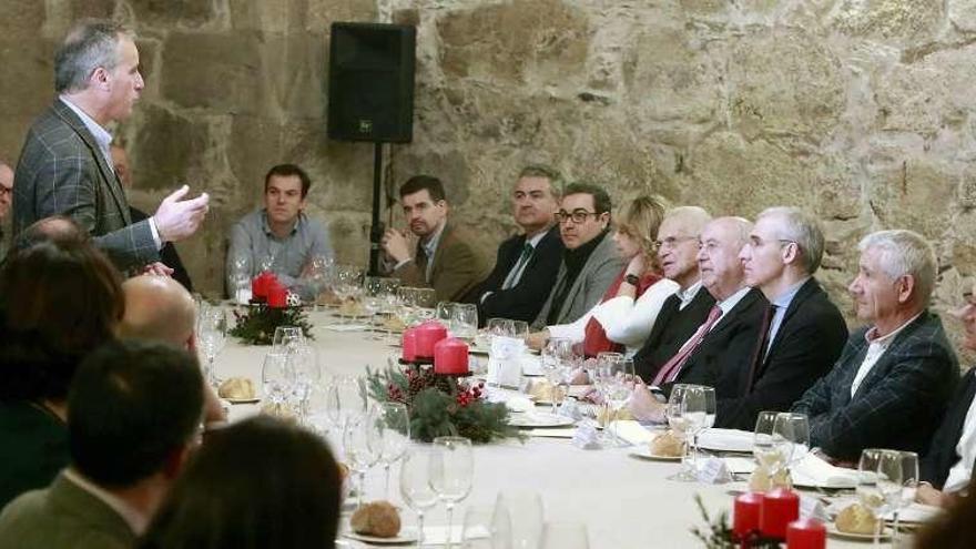 Pedro Regojo (4º d.) y el conselleiro Conde (3º d.), durante la comida de homenaje en Santiago. // Xoán Álvarez