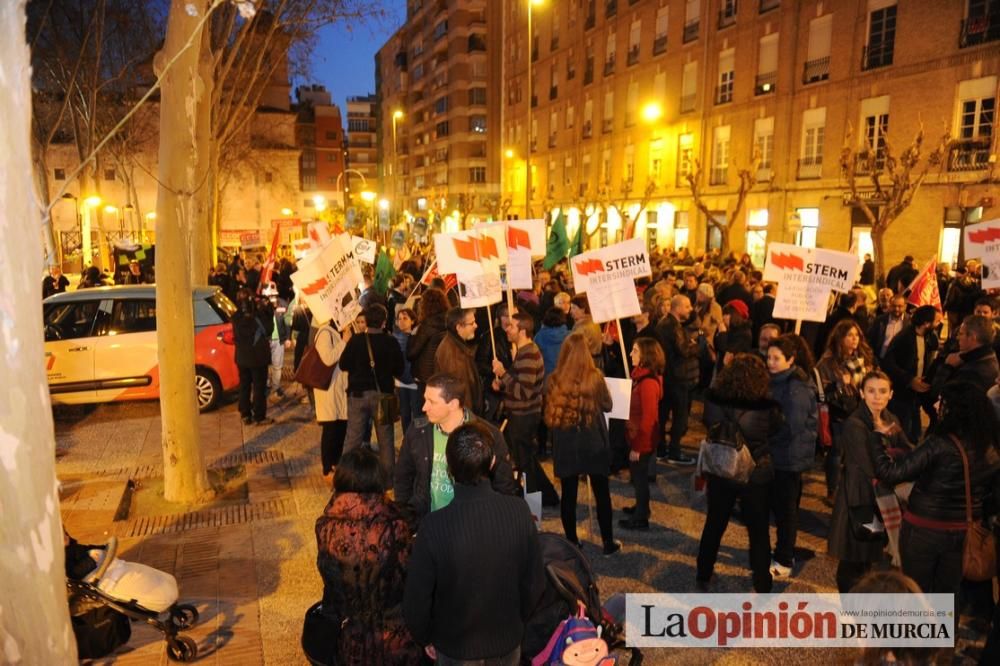 Varios centenares de manifestantes rechazan el concierto de Bachillerato y FP