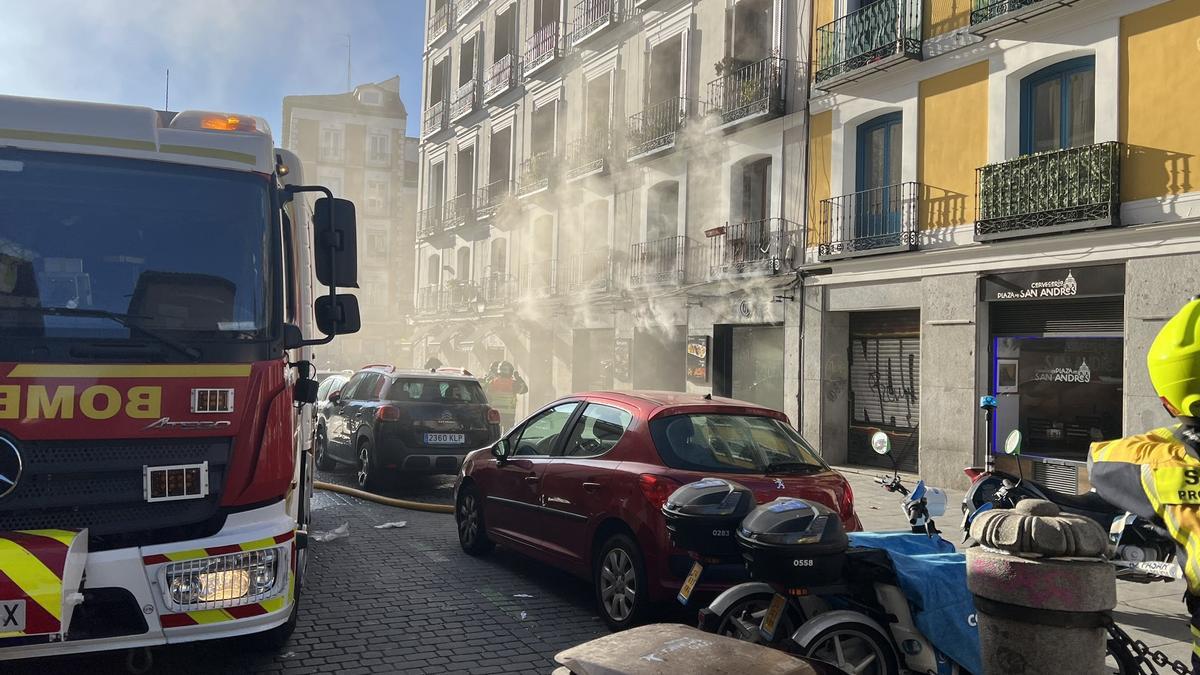 Desalojado por un incendio sin heridos un edificio del barrio de La Latina