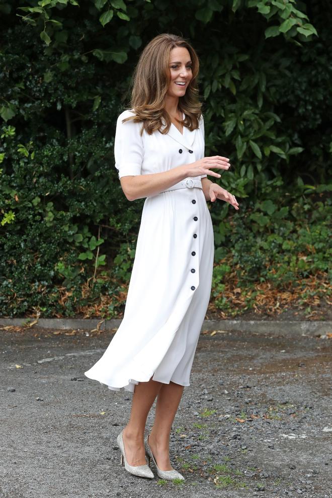 Kate Middleton con vestido blanco de la firma Suzannah