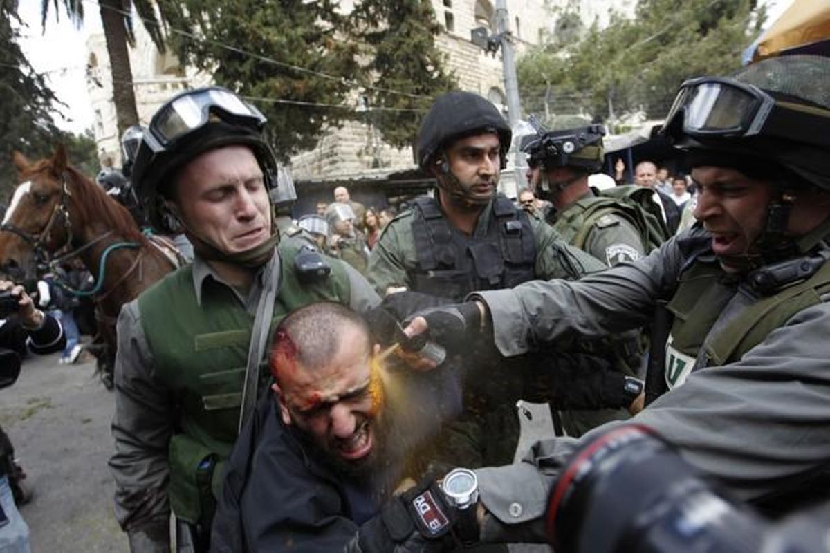 Un policía israelí usa esprai de pimienta contra un manifestante palestino en Jerusalem.