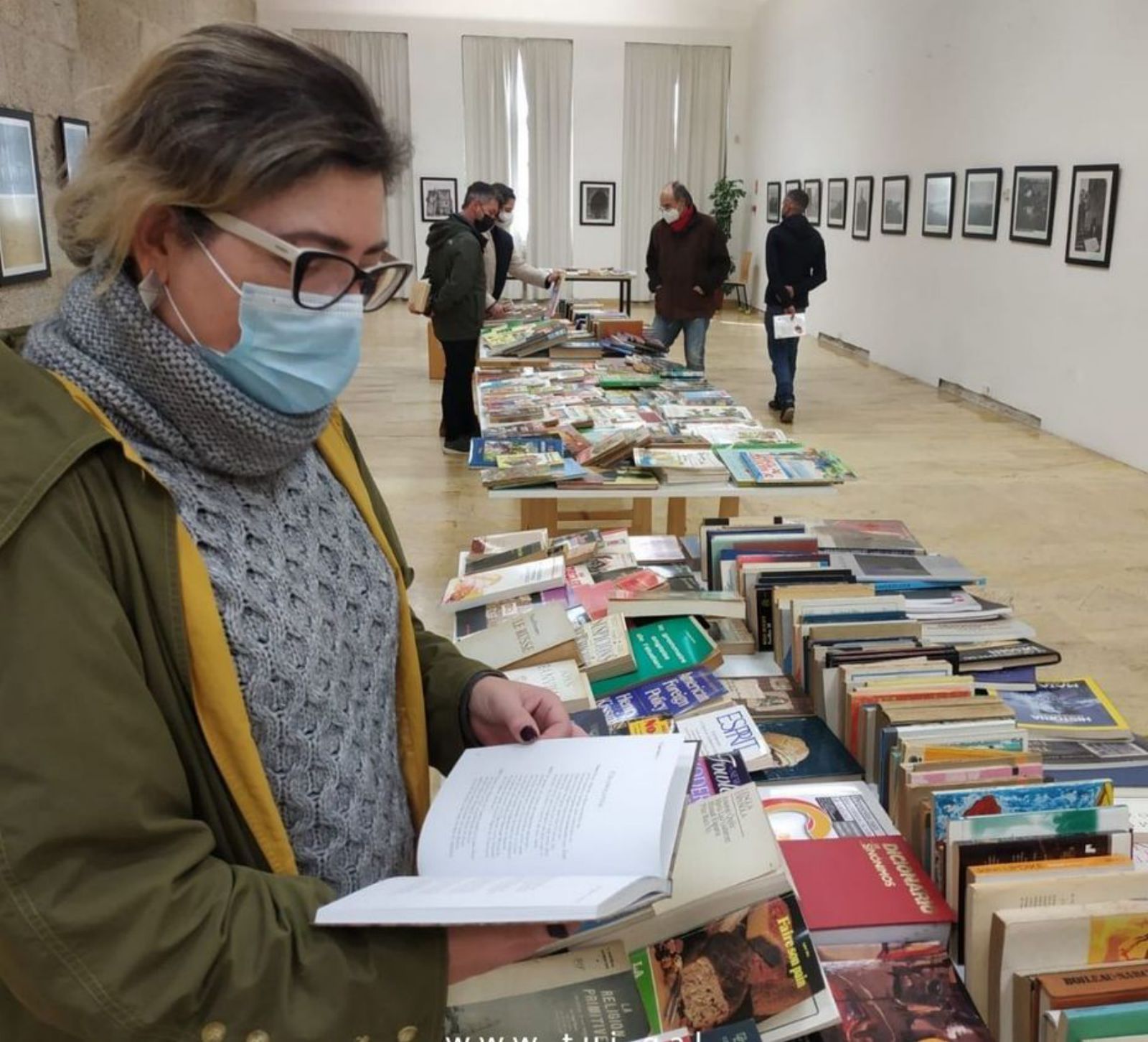 Mercadiño solidario de libros na biblioteca