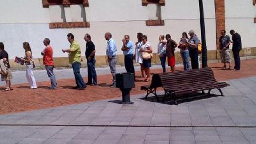 Aficionados taurinos hacen cola en la taquilla de El Bibio en busca de una localidad para la feria. / ignacio peláez