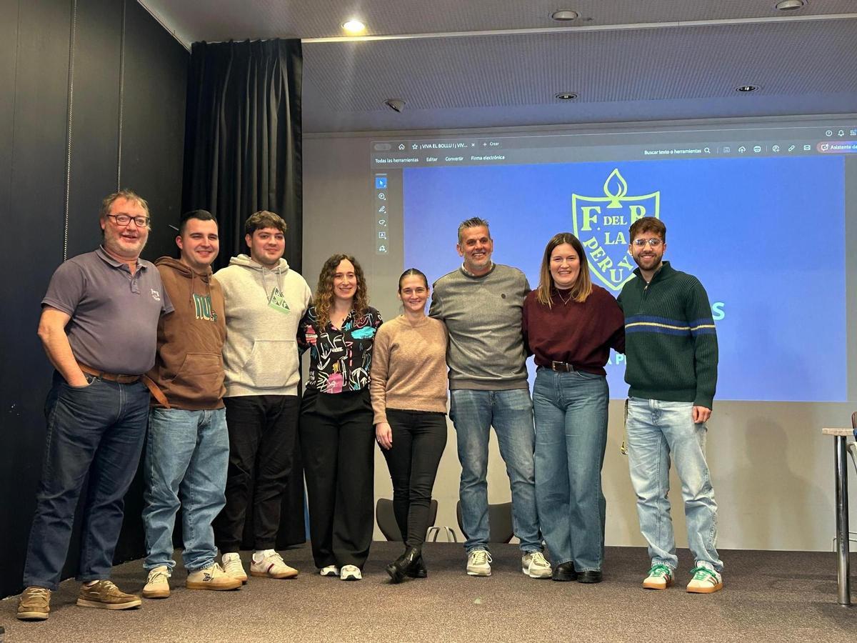 Parte de la nueva directiva de La Peruyal. De izquierda a derecha Vocal: Jorge Villar Herrero Vocal: Germán San Martín Lago Vocal: Jorge Corzo Argüelles (nueva incorporación) Tesorera: Leticia Elvira Gutiérrez Vocal: Fátima Peruyero Norniella (nueva incorporación) Secretario: David Fernández Cobián Vicepresidenta: Luisa Pérez Toyos Presidente: Fernando Martino Gutiérrez