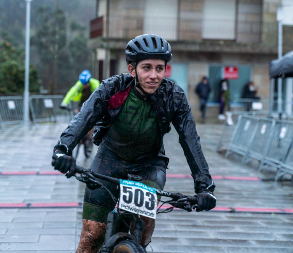 Raquel Román entra en meta.  | // PABLO SAA-TEAM RELAY