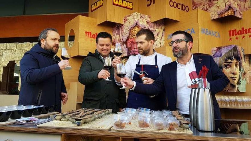 Os representantes municipais, o delegado de Gadis e o chef brindan durante a presentación de onte.