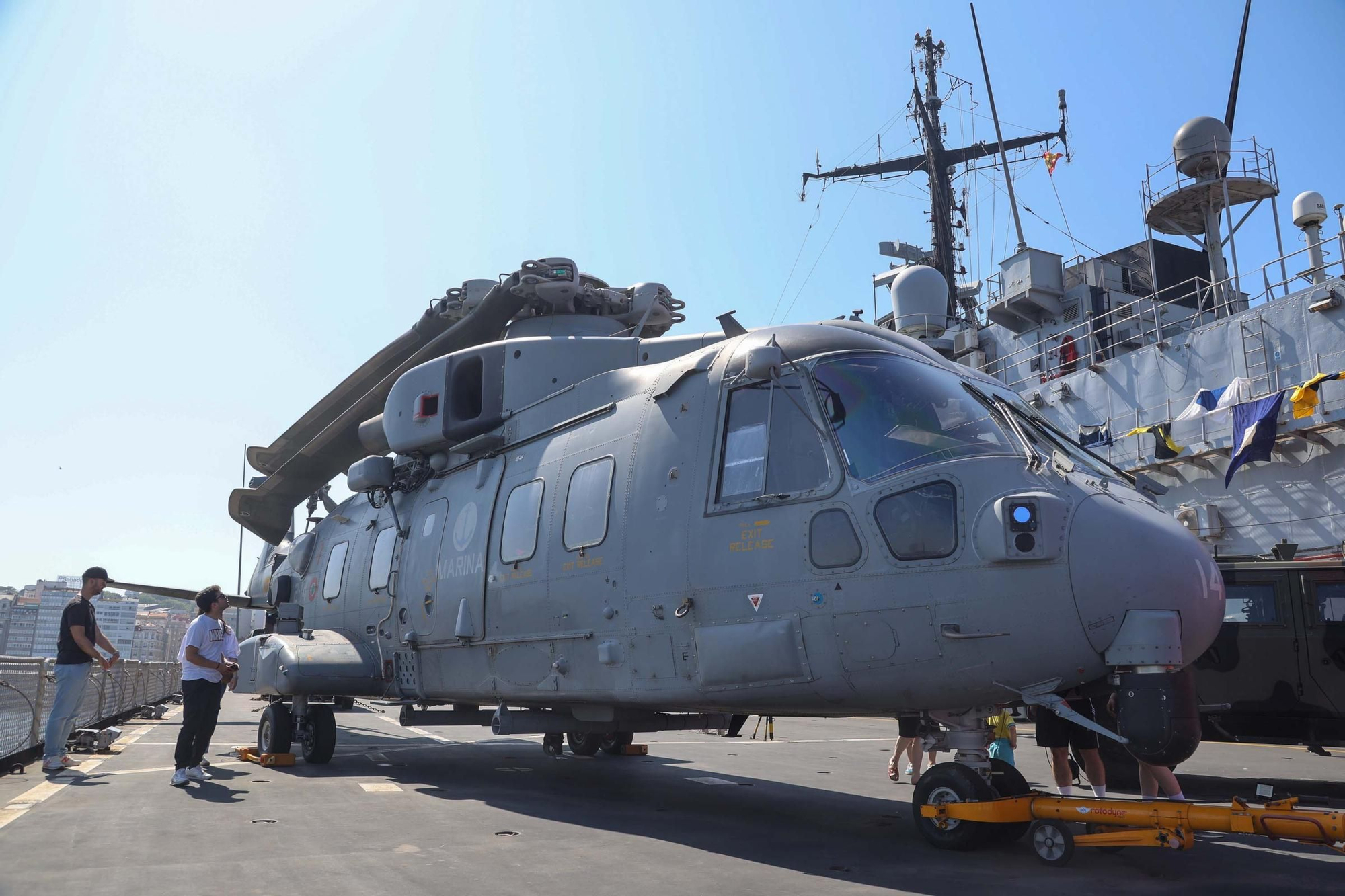El buque 'San Giorgio', de la Armada de Italia, atraca en A Coruña en una visita no oficial