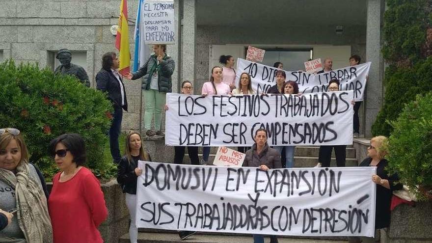 La concentración de protesta, frente al Concello de Ribadumia. // Noé Parga