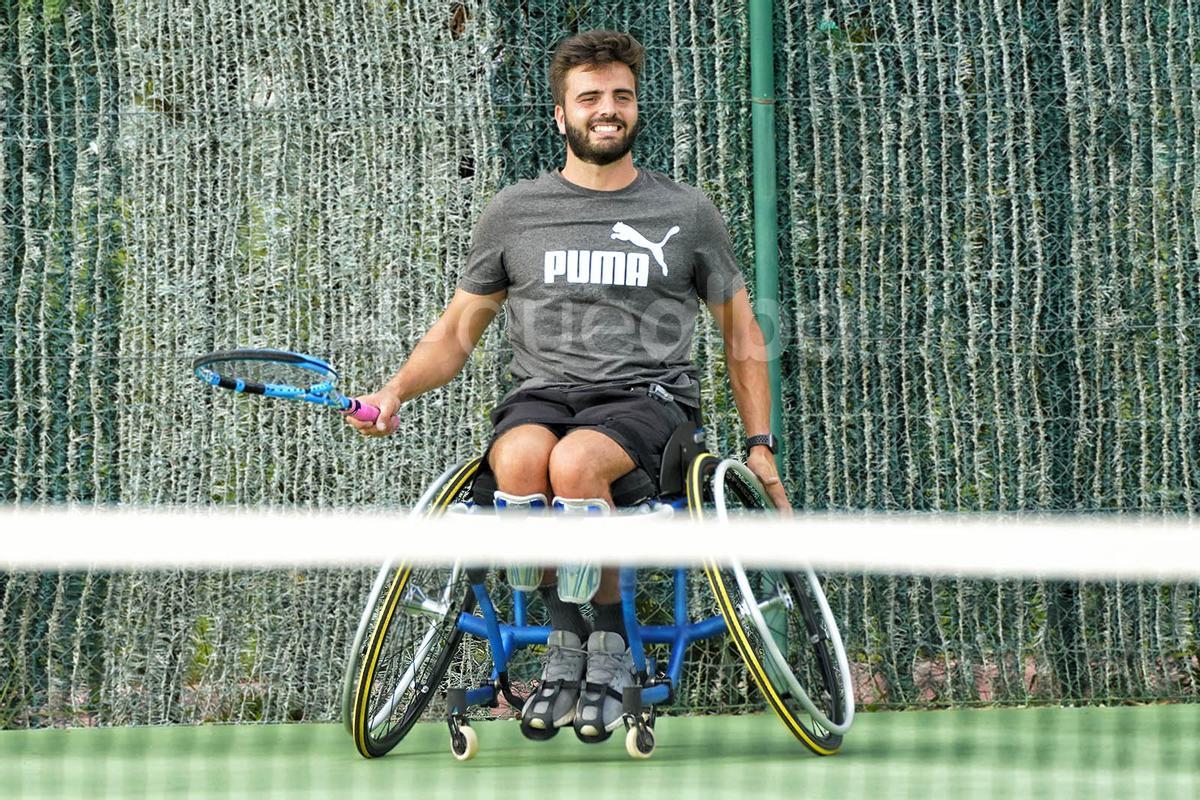 Pelayo Novo jugando al tenis en silla de ruedas