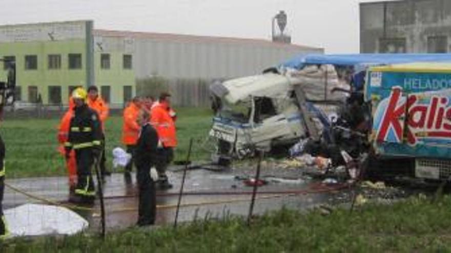 Los servicios de emergencia trabajan en el lugar del accidente. / bomberos de cee