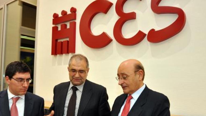 Vicente Lloret, coordinador del estudio encargado por el Consejo Económico y Social; José Antonio Herce, director de la investigación; y Antonio Reverte, presidente del CES.