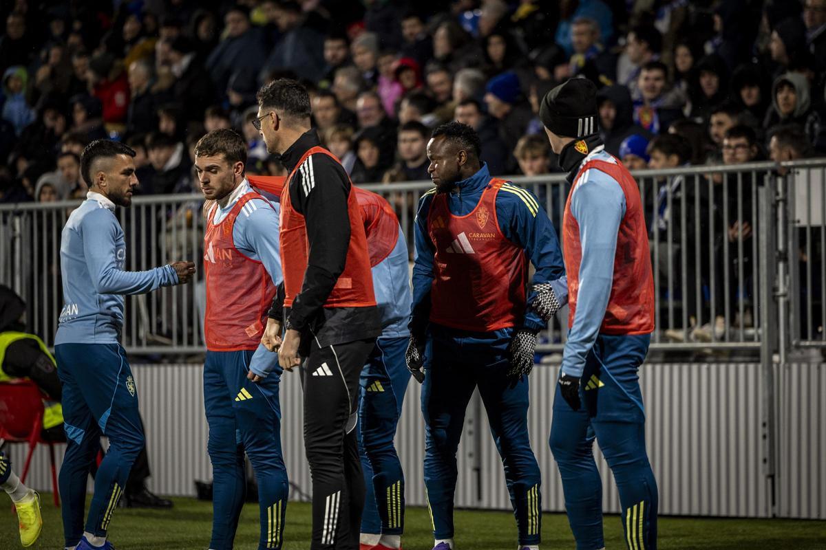 Soberón y Agada calientan en la banda durante el partido del sábado ante el Eibar.