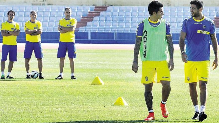 Araujo dialoga con Aythami Artiles. Detrás, Guerrero, Herrera y Ángel. | santi blanco