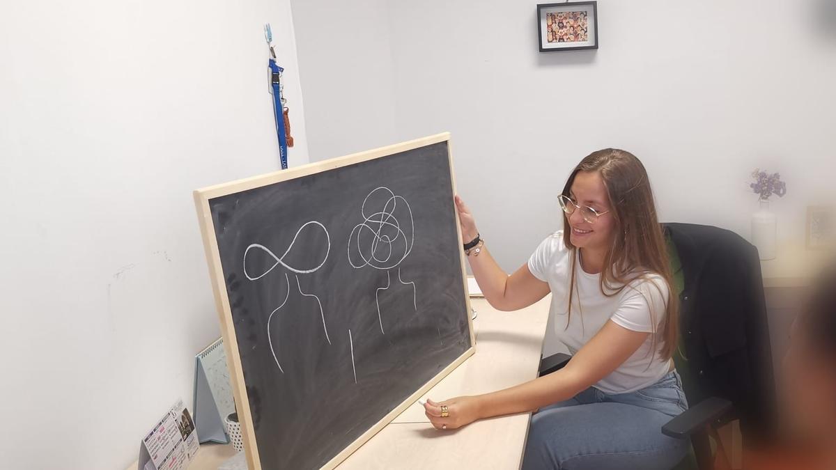 La psicóloga Helena Beneyto, durante una sesión con una paciente en la Asociación Gull-Lasègue