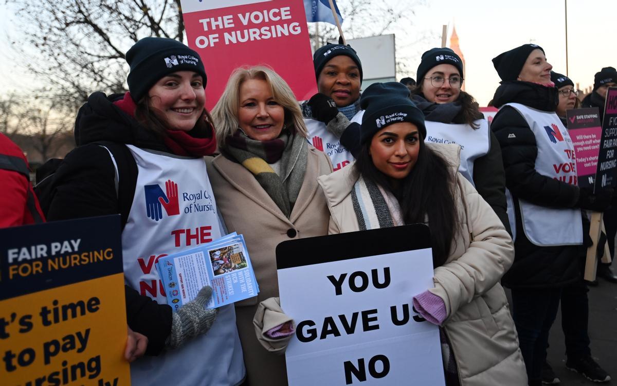 Enfermeras del sistema público de salud británico (NHS, por sus siglas en inglés), protestan frente al Hospital St. Thomas, en Londres.