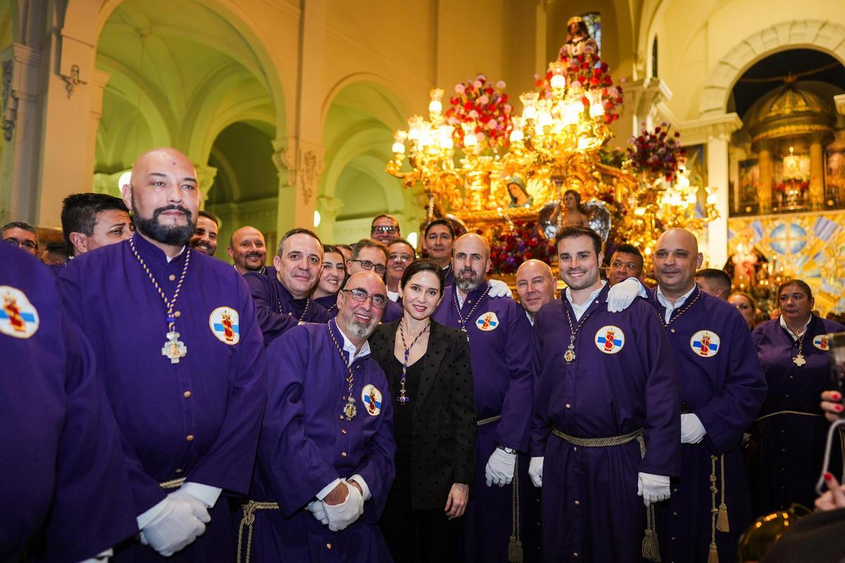 La presidenta de la Comunidad de Madrid, con cofrades de Jesús de Medinaceli, en la Semana Santa de 2025.