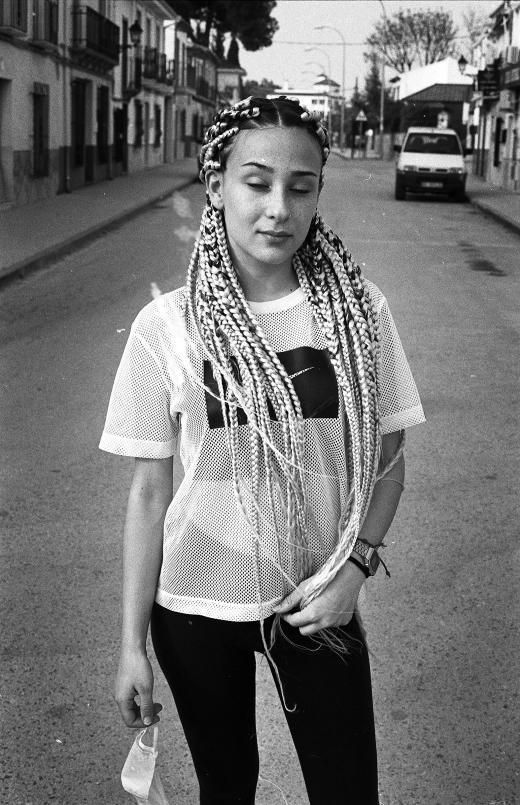 Una chica en Zamoranos, aldea de Priego.