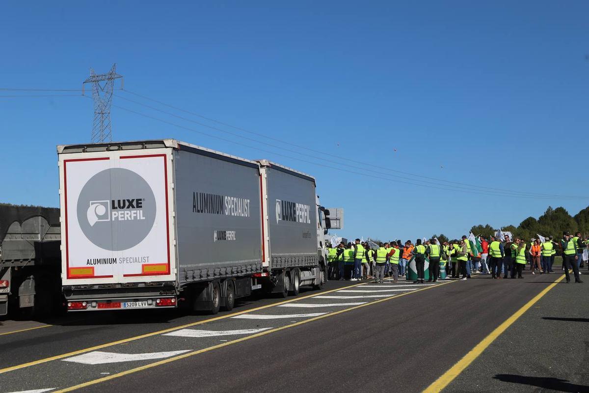 Corte de la A-45 por los agricultores en Lucena.