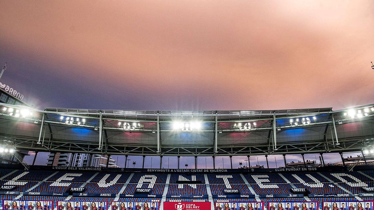 Imagen de las pantallas con aficionados, en la grada central, que acompañarán a los jugadores el jueves.  | LEVANTE UD