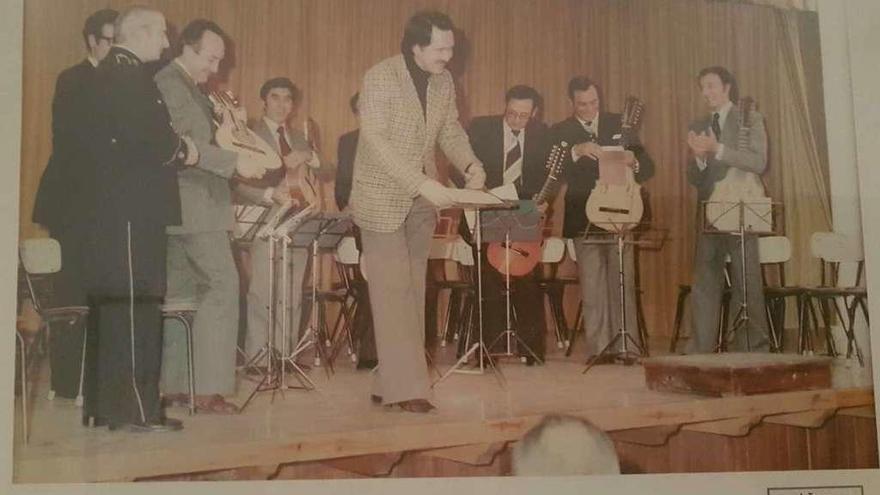 Jesús López Cobos saluda al público durante un concierto con &quot;La Rondalla&quot; en 1979.