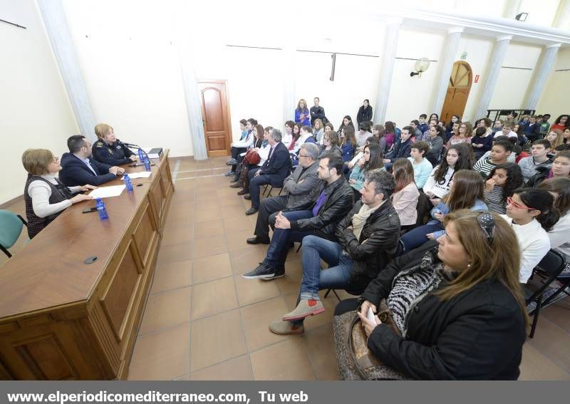 GALERÍA DE FOTOS -- Cien alumnos de Vila-real participan en una campaña de Convivencia en las Aulas