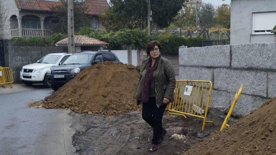 La edil María José Barciela en las obras del Camiño da Carambola.