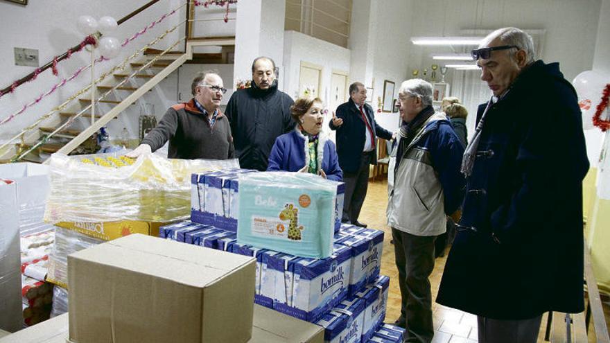 Representantes de la asociación junto a la donación.