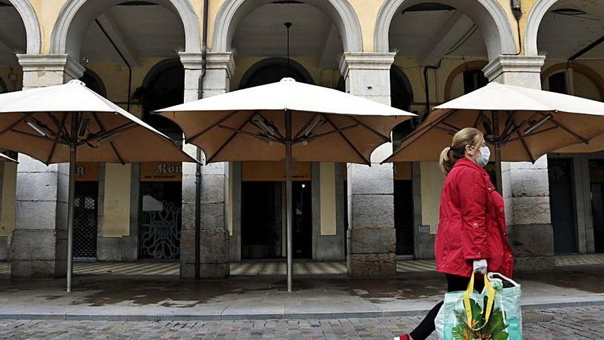 Una dona passeja amb la mascareta a Girona | ACN