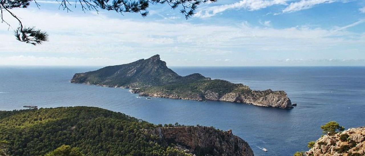 Vista panorámica del Parque Natural de la Dragonera desde el litoral del municipio de Andratx.