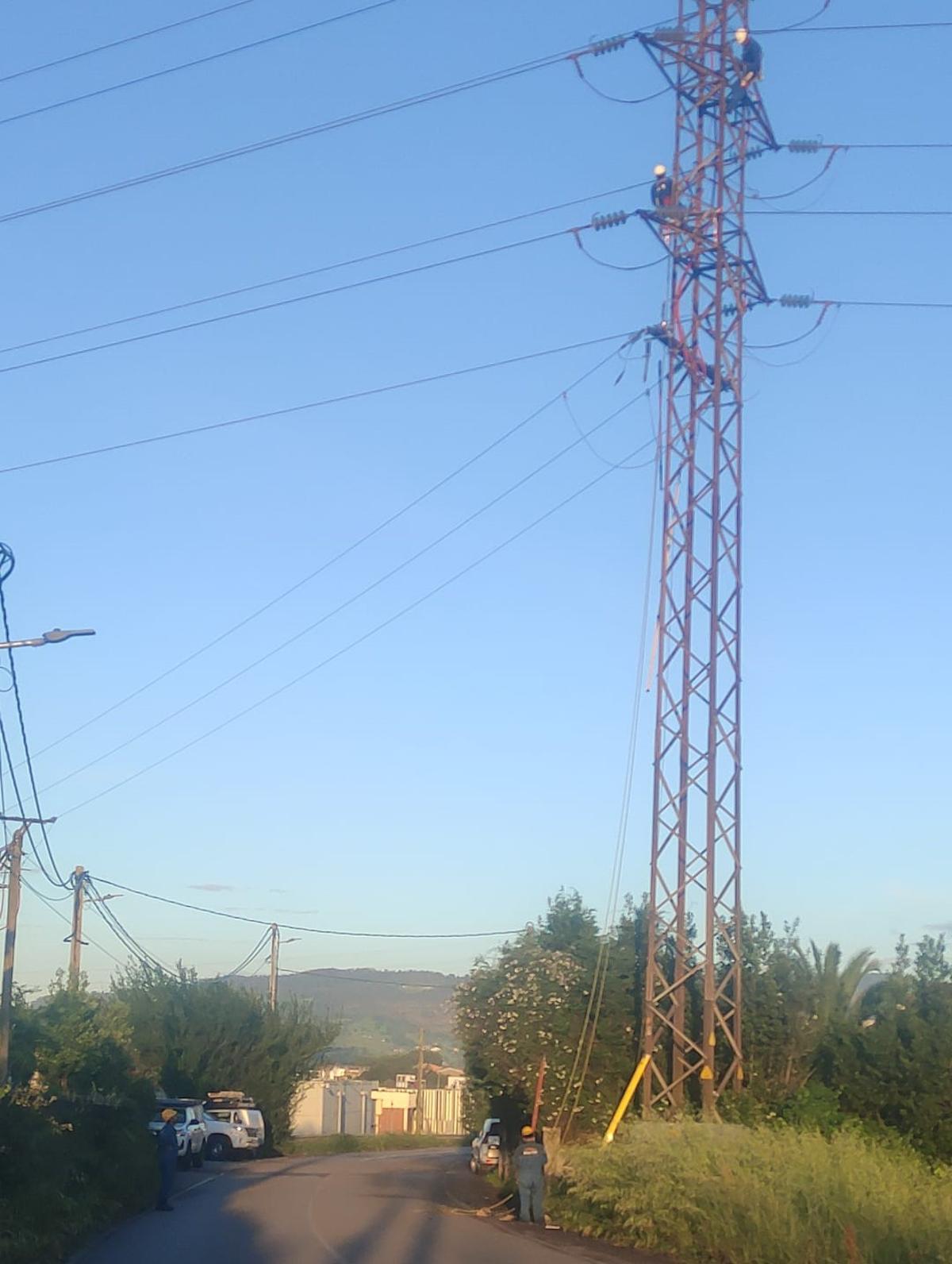 Los operarios, trabajando en Porceyo.