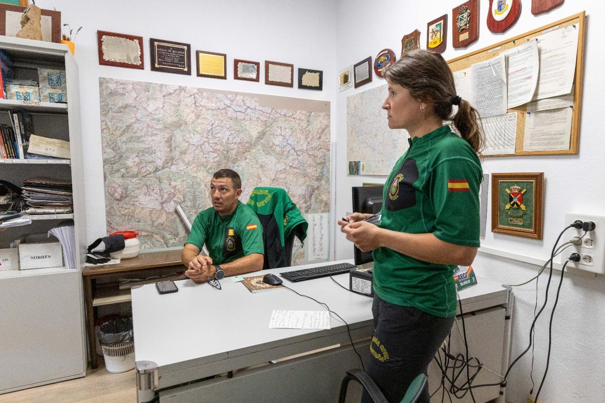 La agente Lucía Sevillano junto al sargento jefe Suárez, antes de descubrir la aparición del coche del montañero fallecido.