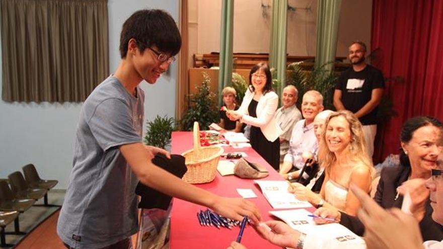 Kuan-Wei Chen, uno de los participantes de la categoría juvenil, saca el número de la cesta.