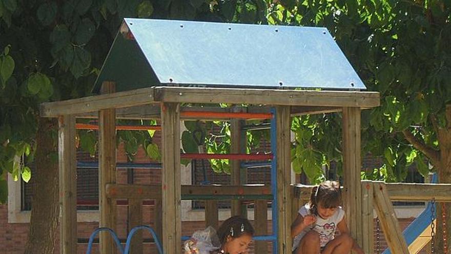 Dos niñas juegan en el parque San Francisco de Toro.