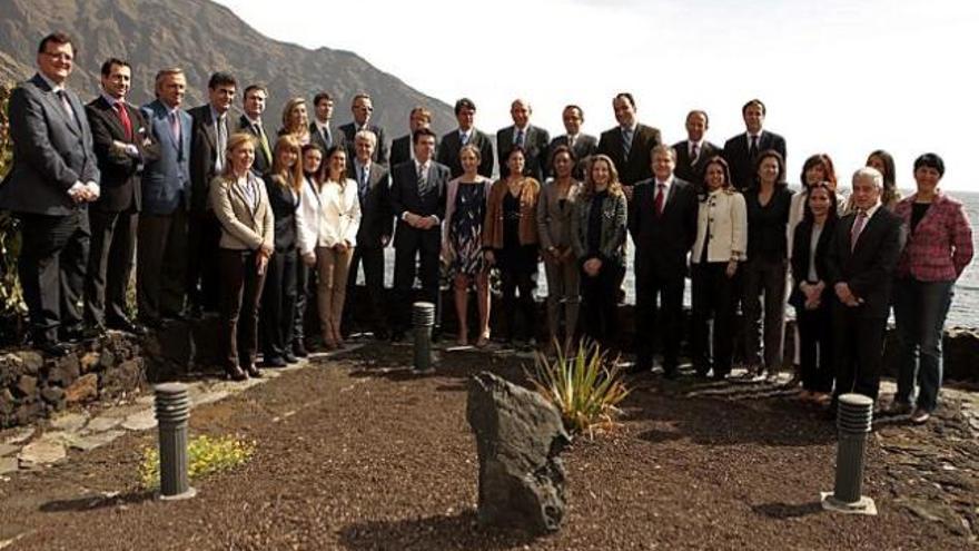 Foto de familia de los consejeros de Turismo y el ministro Soria.