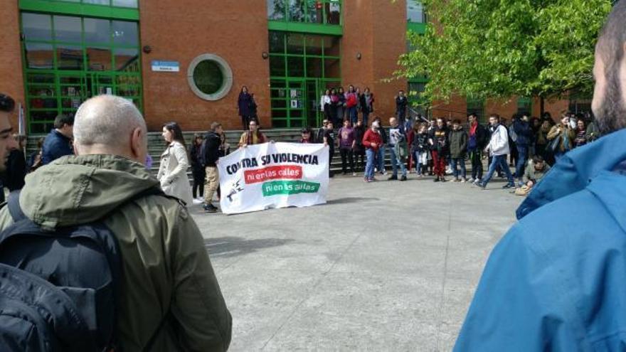 Los estudiantes de El Milán se manifiestan contra la actuación policial en el enfrentamiento tras el acto de Vox