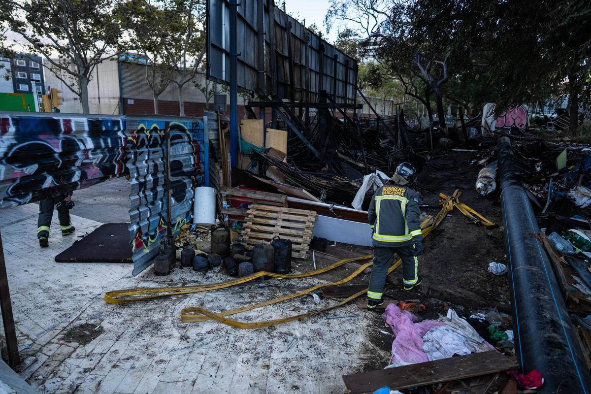 Incendio en un asentamiento de barracas en la calle de Bac de Roda de Barcelona