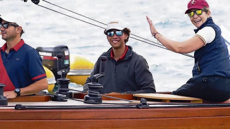 La Infanta Elena patroneando el &quot;Erica&quot;, que cosechó la victoria en esta primera etapa. // María Muiña/RCNS