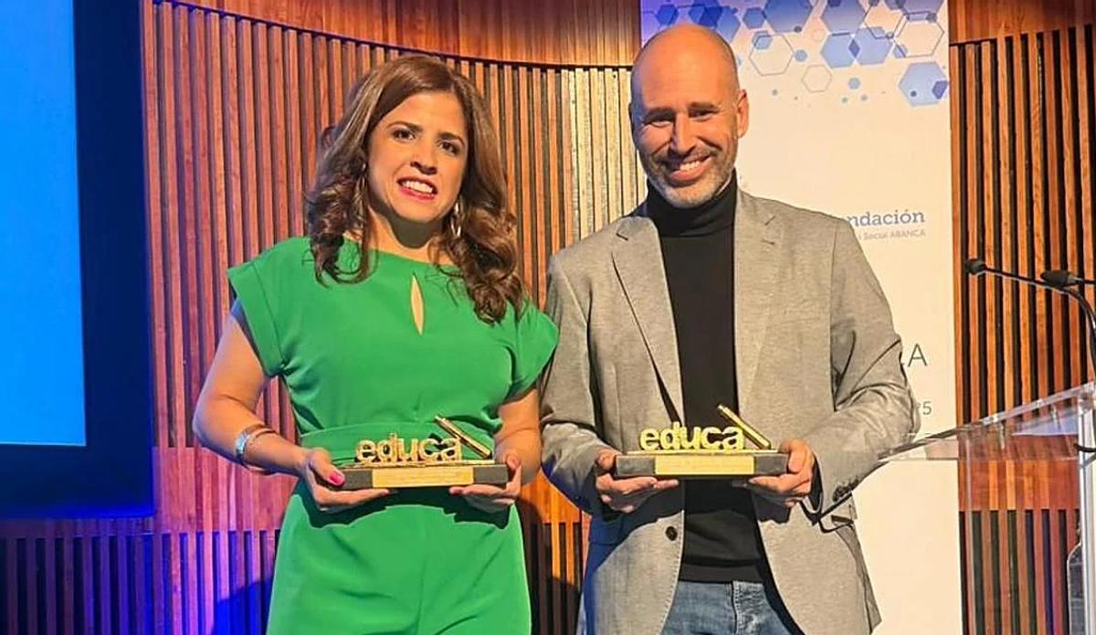 Paula Hernández, mejor docente de España 2025 en la categoría de Universidad, y Ricardo Acosta, también galardonado con este título en la categoría de Educación Primaria.