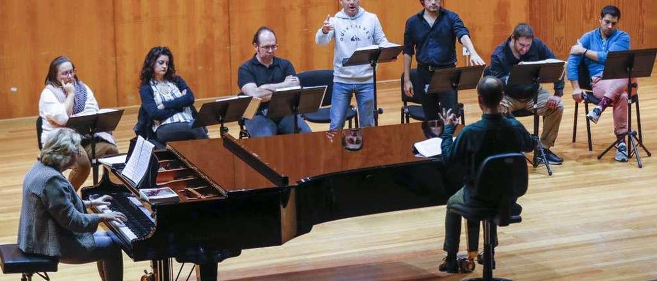 Cantantes durante el ensayo de ayer en el auditorio del Conservatorio Superior de O Castro. // Ricardo Grobas