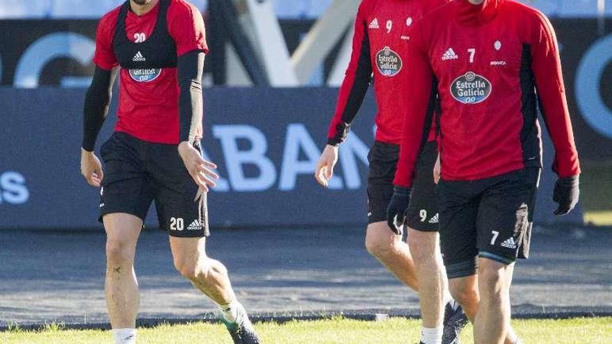 Sergi Gómez, Guidetti y Maxi Gómez, ayer. // Cristina Graña