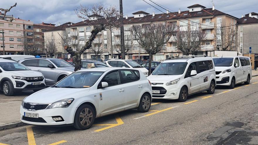 Nueva ubicación de la parada de taxis en Tui, en la calle Ourense.  | // D.P.