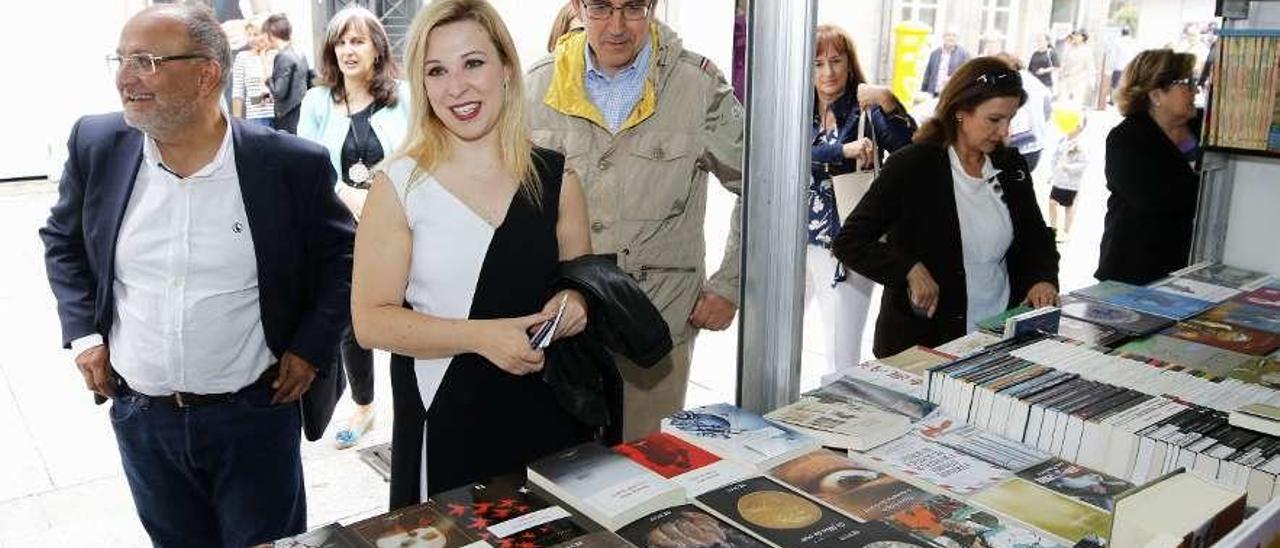 El edil Abel Losada, la pregonera y autora Inma López y el delegado de la Xunta Ignacio López-Chaves, ayer.  // A. V.