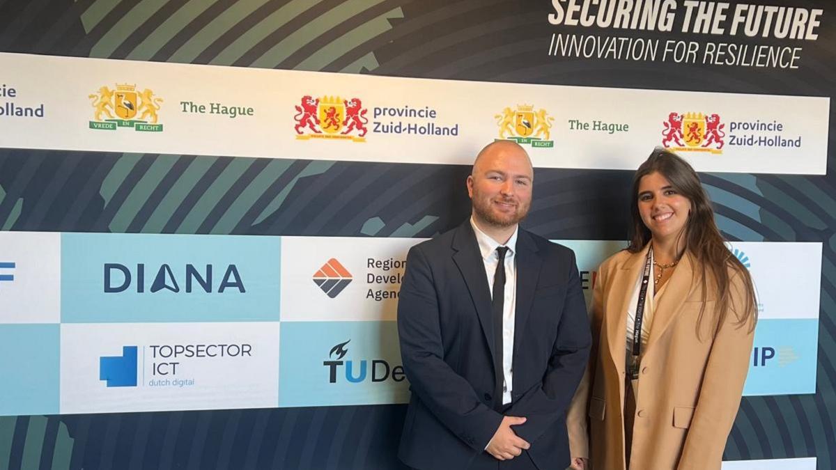 El CEO cofundador de Cloud y Olé, Rafael Ruiz Villén, la consultora especialista en Defensa, Loreto Anguita.