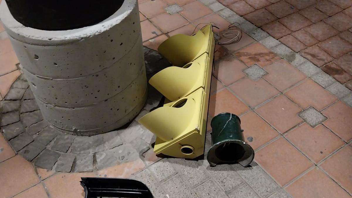 Semáforo roto en el suelo después de que se estrellase el coche.