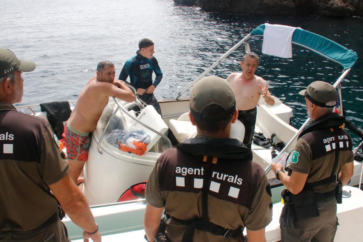 Els Agents Rurals aturant una embarcació a la Costa Brava